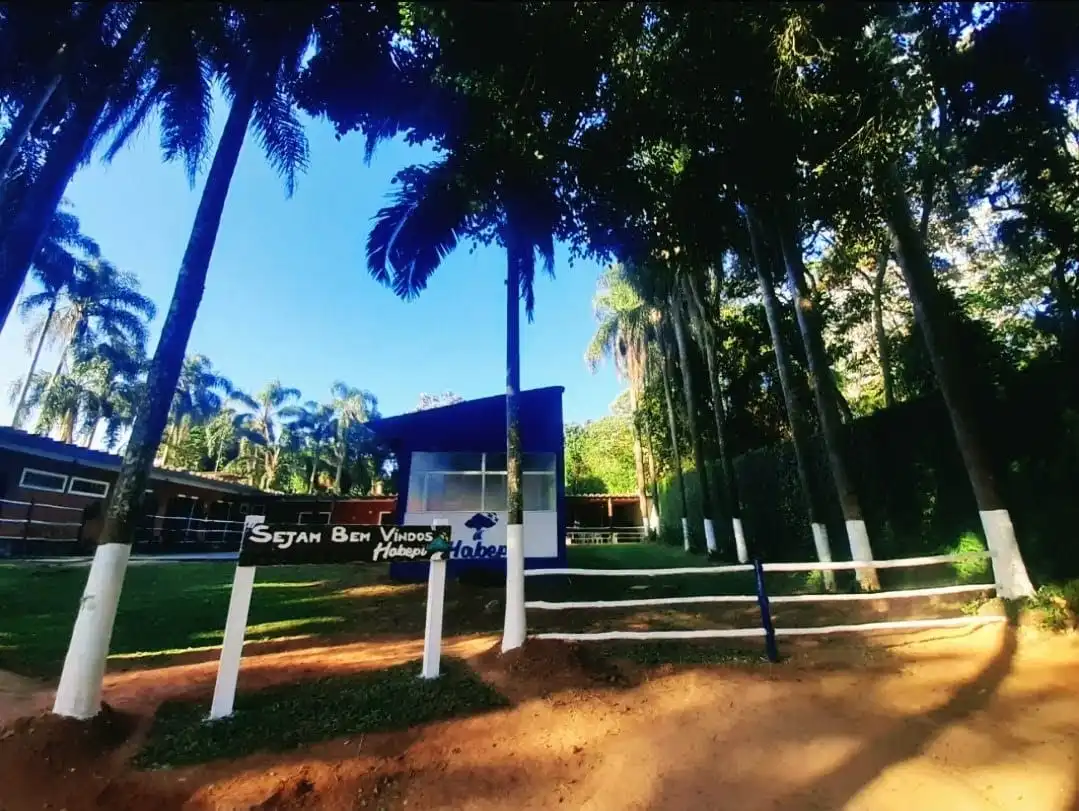 Entrada da Habepi com placa de boas-vindas.