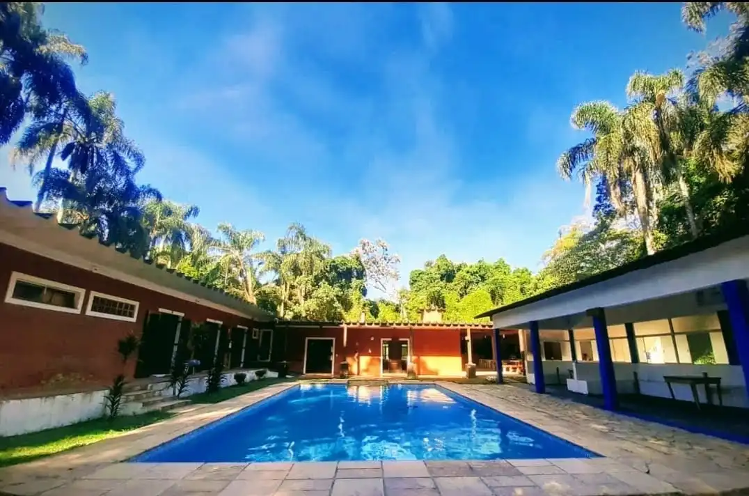 Vista ampla da piscina e das instalações da Habepi.